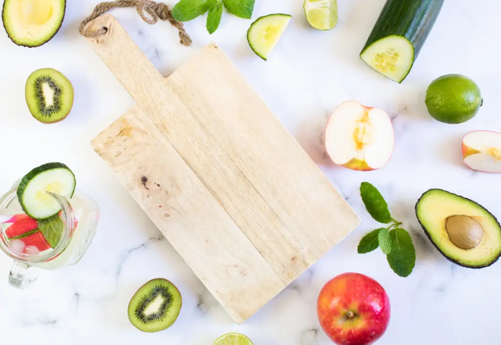 Une planche de bois, des légumes croquants et des fruits frais